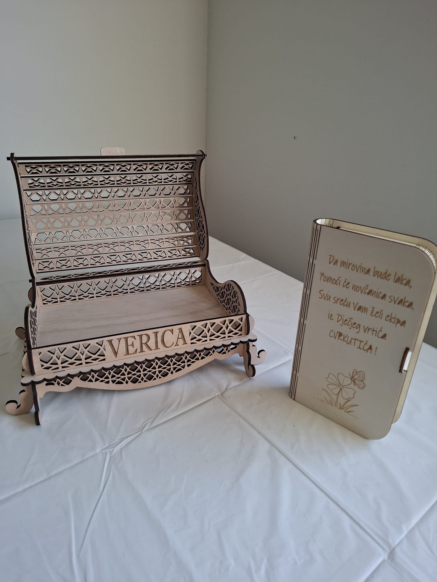 Verica — čipkasta klupica