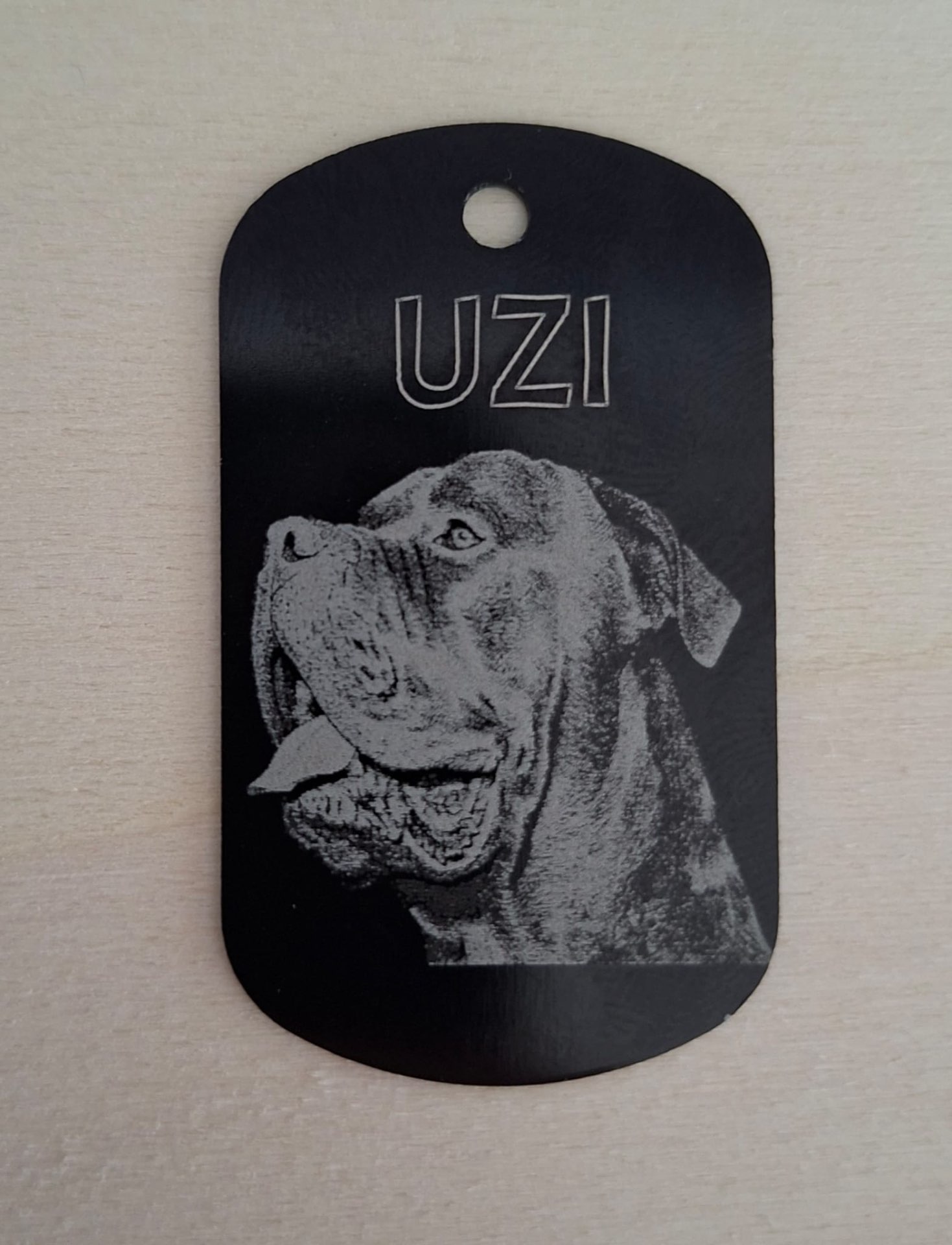 UZI — privjesak